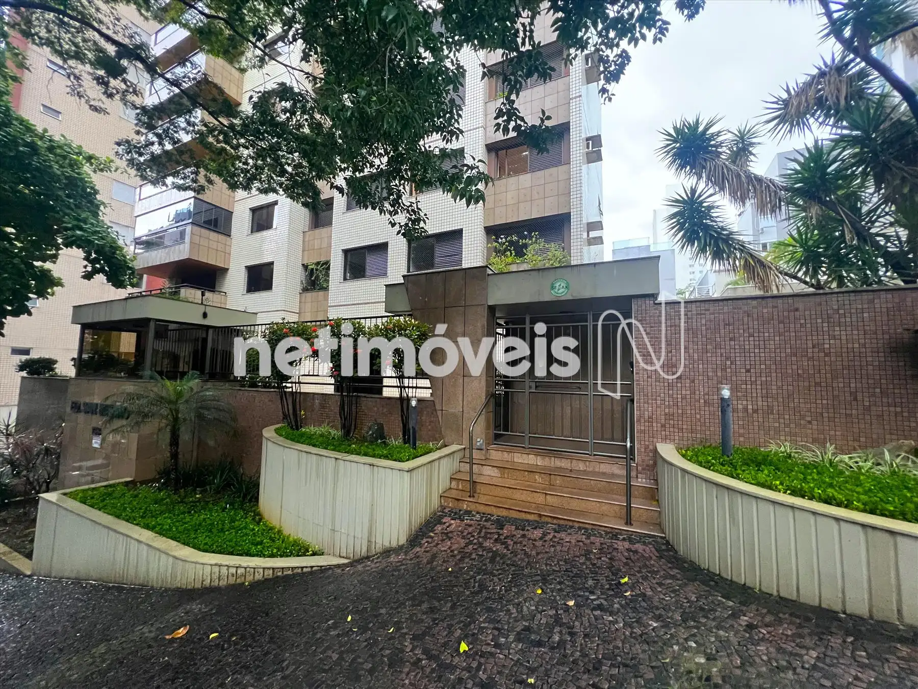 Jardim frontal e entrada social