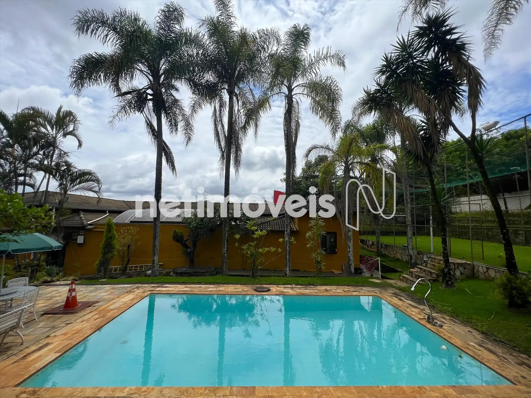 Piscina, casa principal e campo de futebol