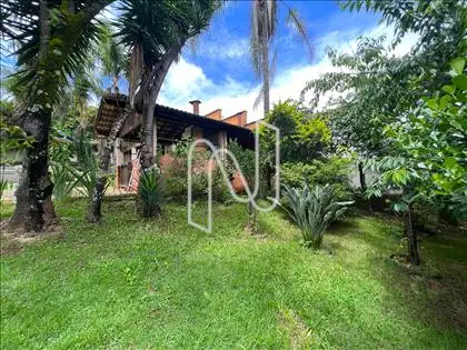 Jardim e casa principal