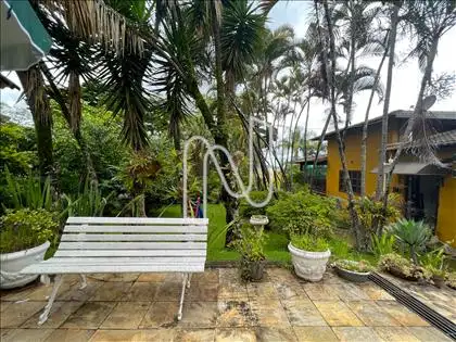 Jardim e casa principal