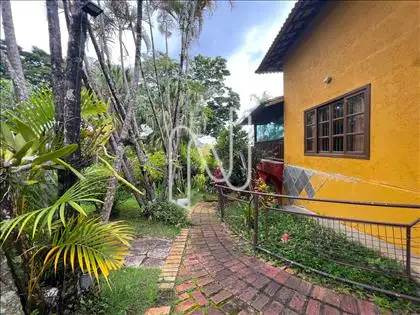 Jardim lateral e casa principal