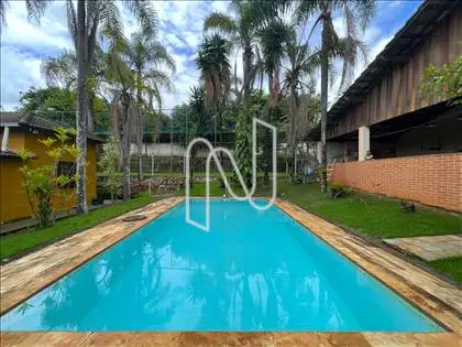 Piscina, campo de futebol e salão de jogos