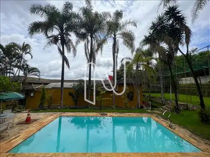 Piscina, casa principal e campo de futebol