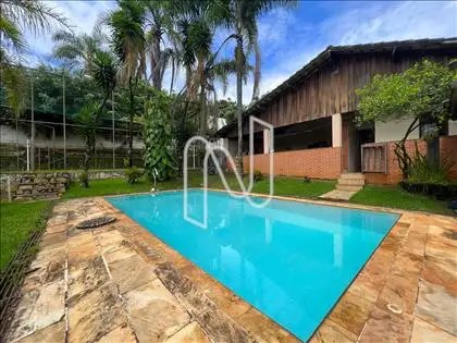 Piscina, campo de futebol e salão de jogos