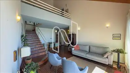 Sala (pé direito duplo) e mezanino