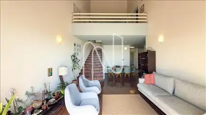 Sala (pé direito duplo) e mezanino