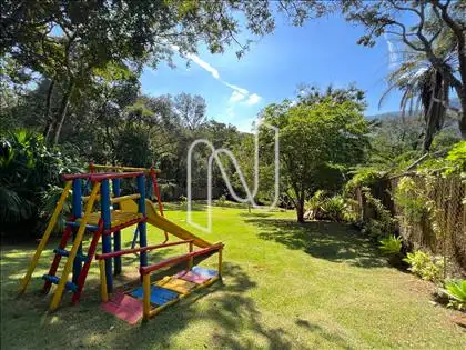 Área externa com playground e pomar ângulo 1