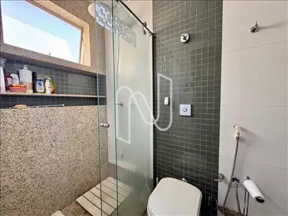 Banho suíte ângulo 2