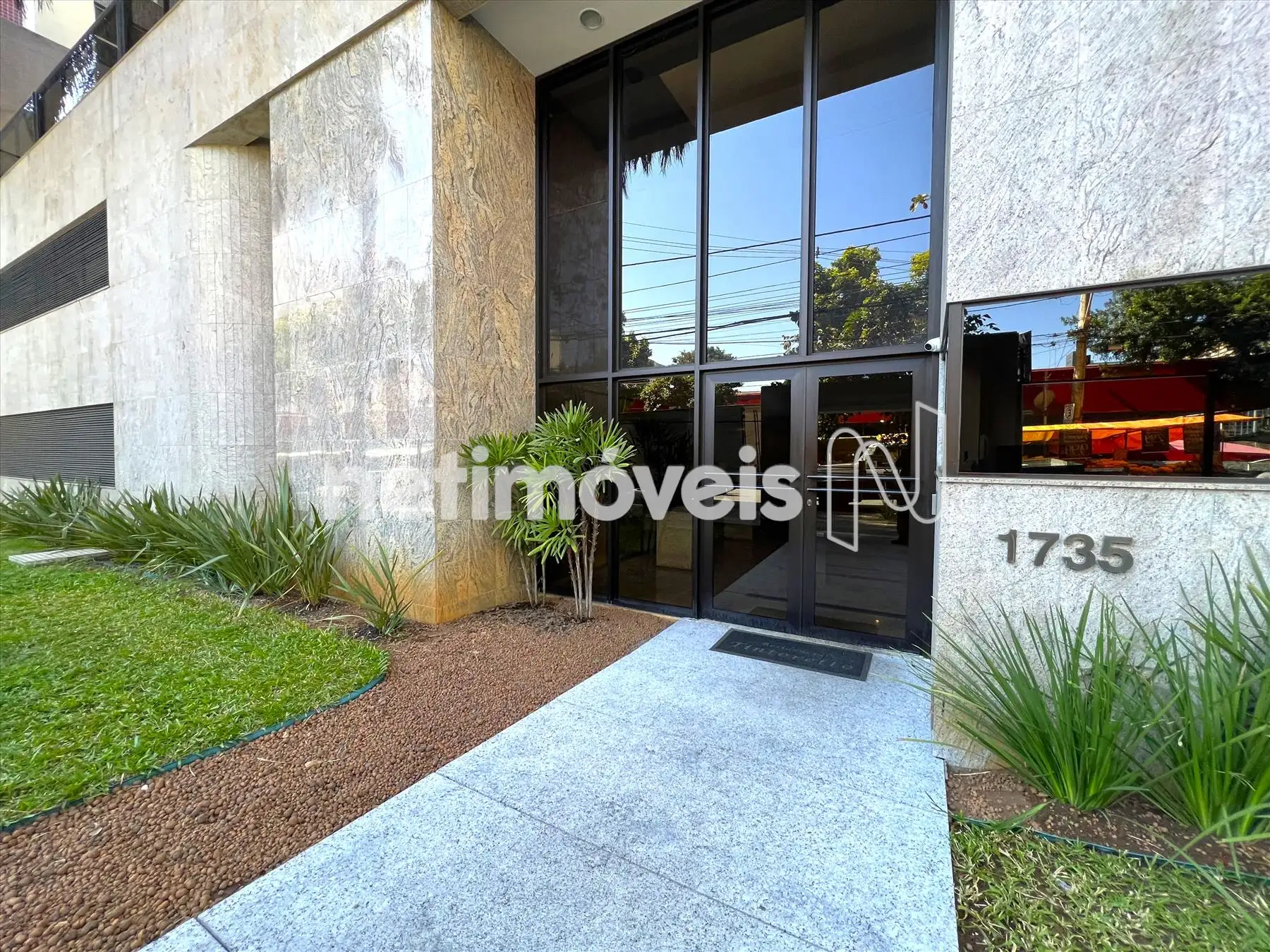 Jardim frontal e entrada social