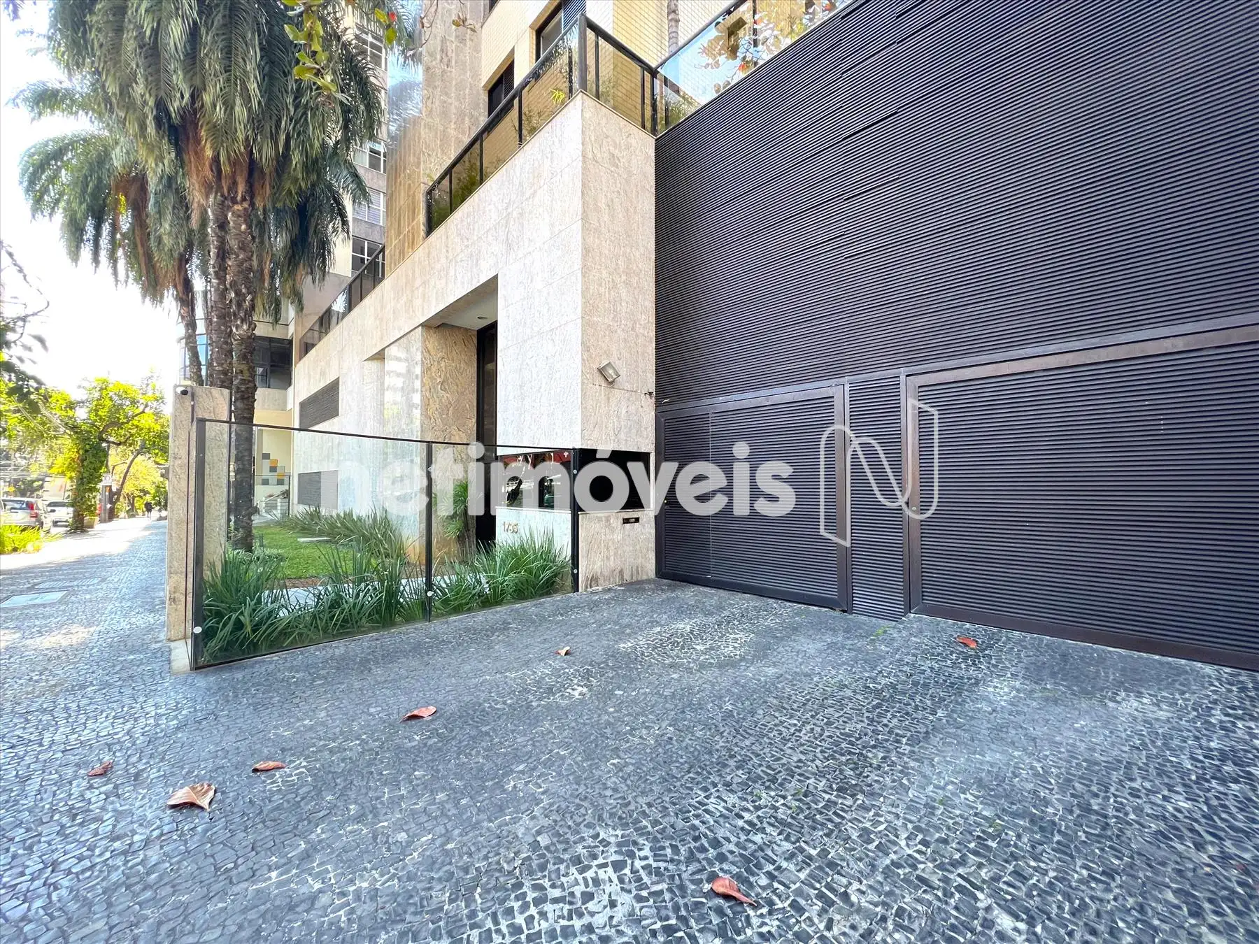 Jardim frontal, entradas social e de garagem