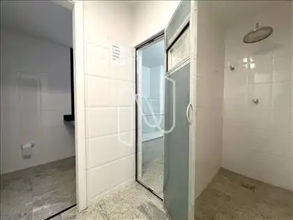 Vestiário, sauna e ducha