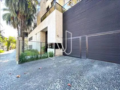Jardim frontal, entradas social e de garagem
