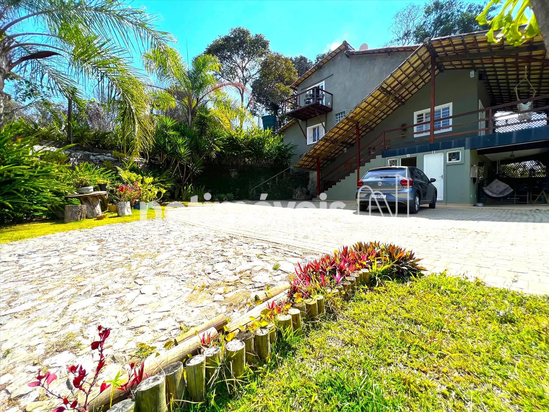 Rampa de acesso, pátio e fachada frontal