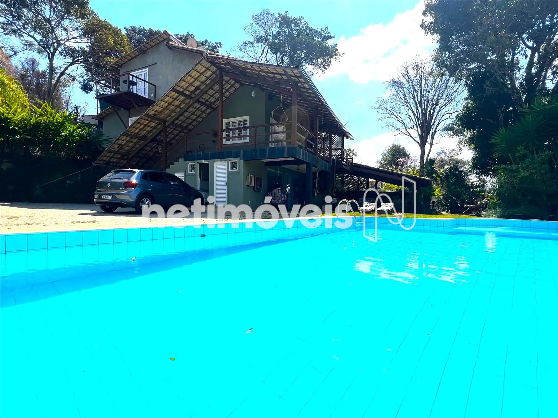 Piscina e fachada frontal