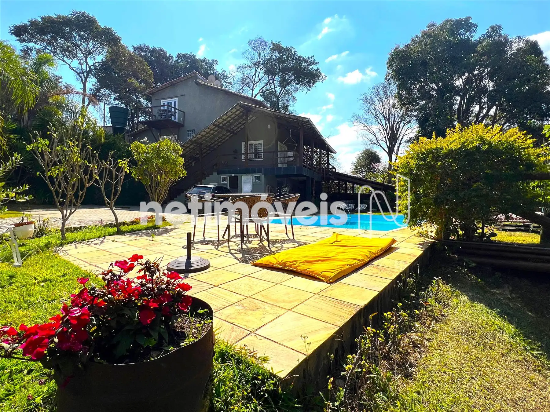 Jardins, piscina e fachada frontal