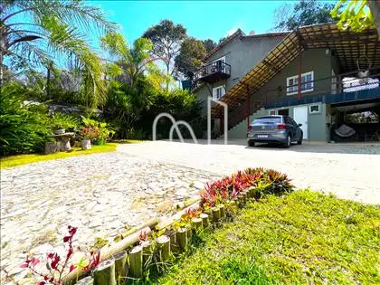 Rampa de acesso, pátio e fachada frontal