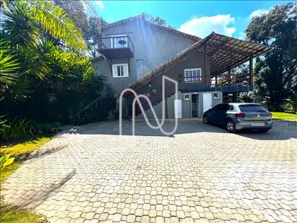 Pátio e fachada frontal