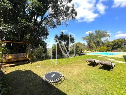 Jardim e piscina