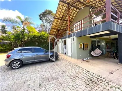 Pátio e fachada frontal