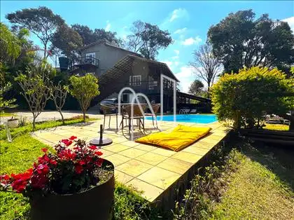 Jardins, piscina e fachada frontal