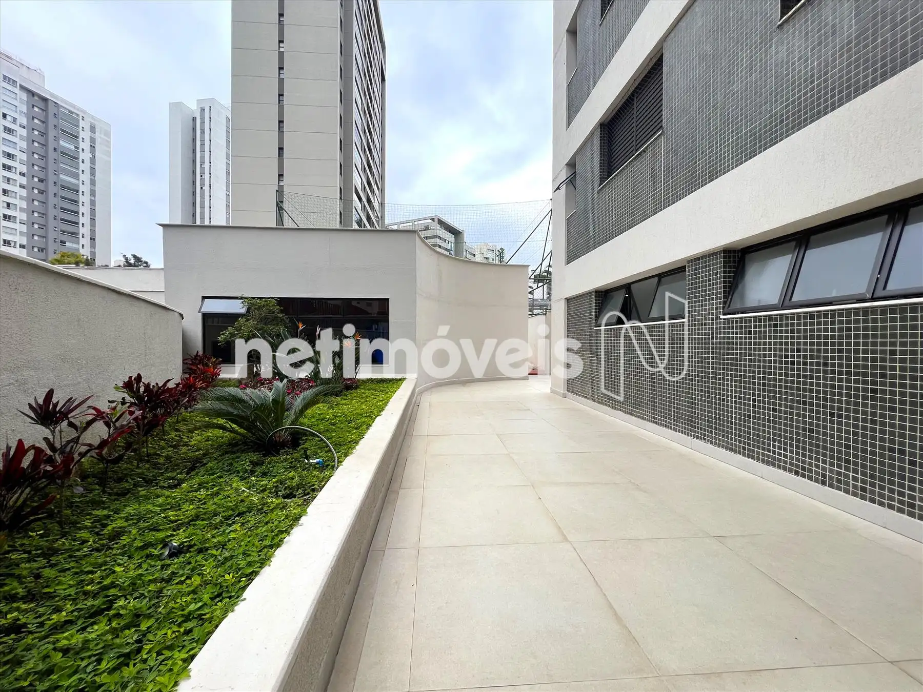 Jardim frontal e espaço Kids ângulo externo