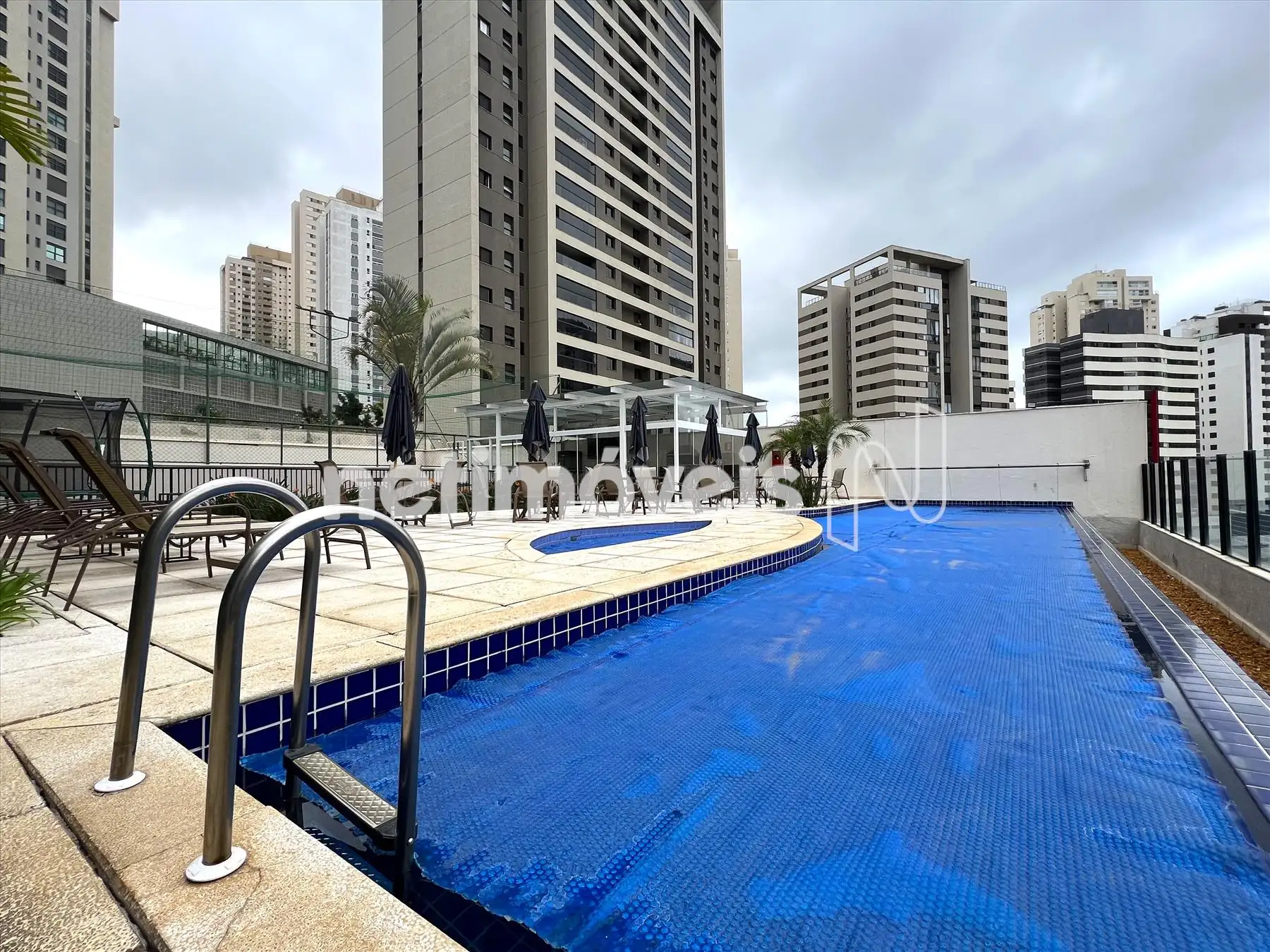 Piscina e solarium ângulo 1