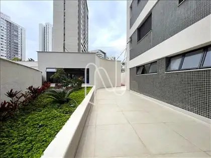 Jardim frontal e espaço Kids ângulo externo 
