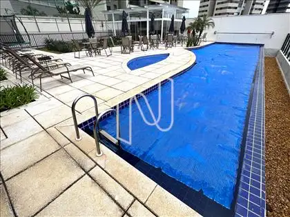  Piscina e solarium ângulo 2