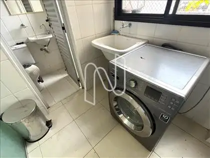 Área e banho de serviço 