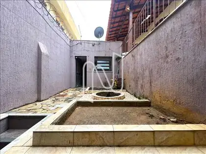 Quintal e acesso à garagem 