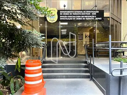Em frente à Delegacia da Policia Civil 