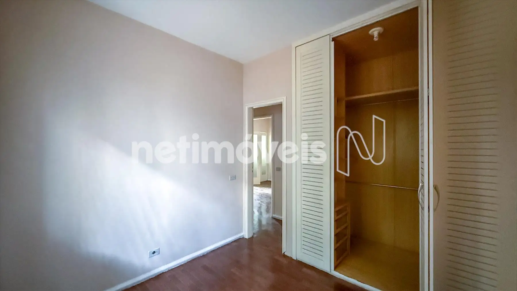 quarto com close