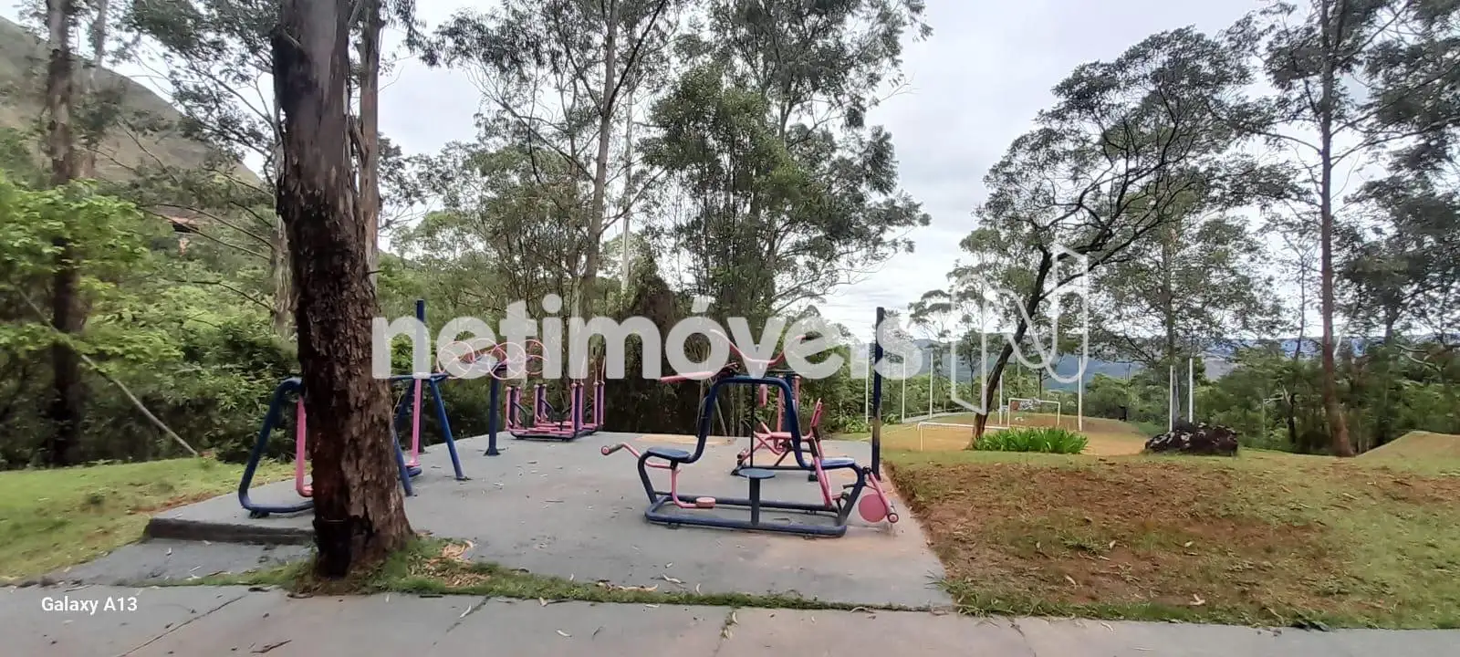 Aparelhos e quadra do condomínio