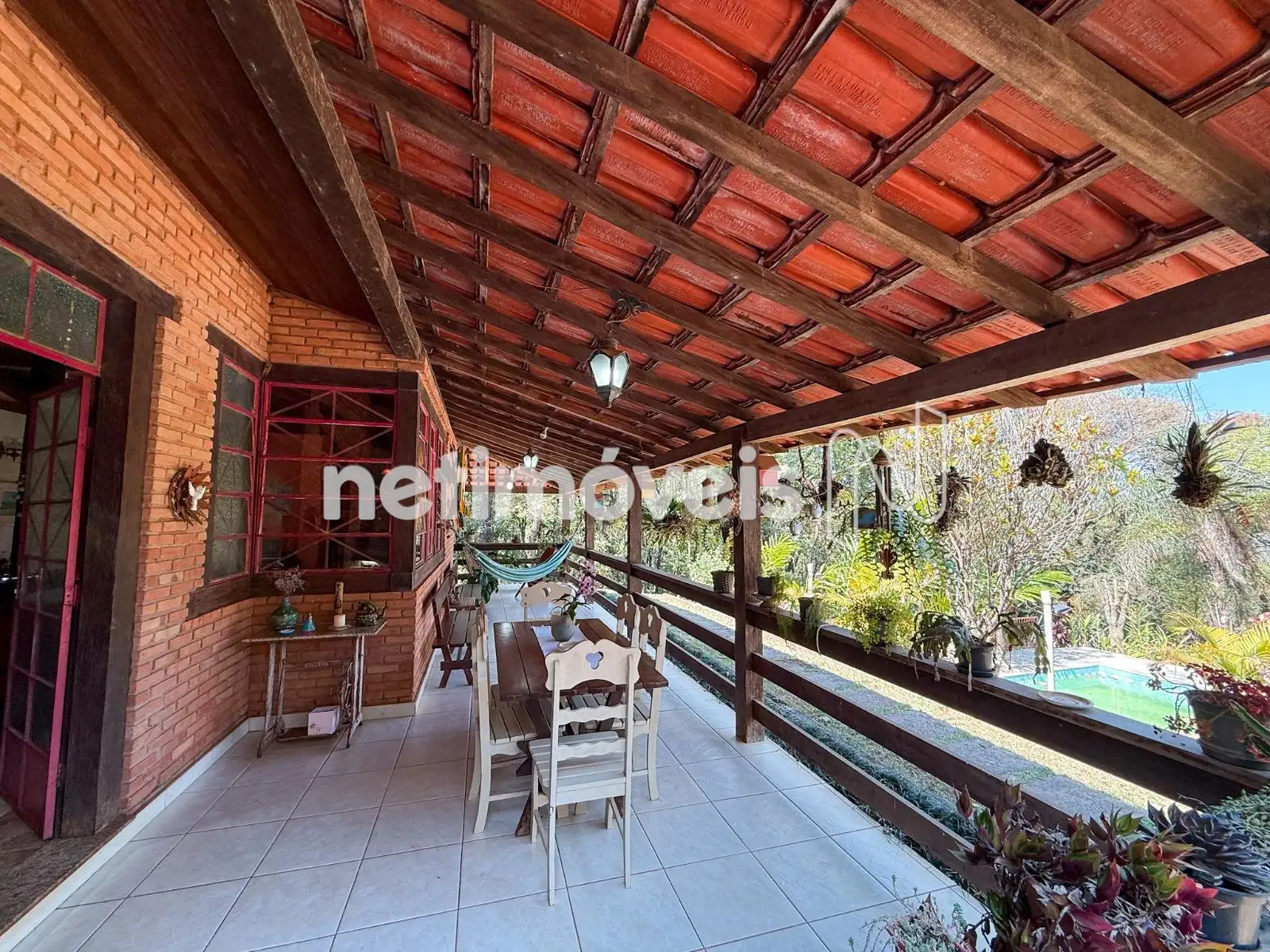 Ampla varanda vista para piscina