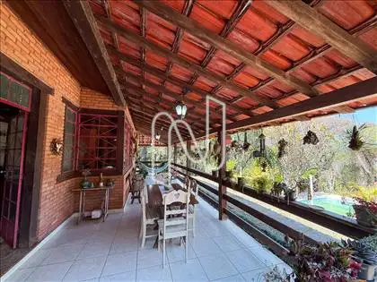 Ampla varanda vista para piscina