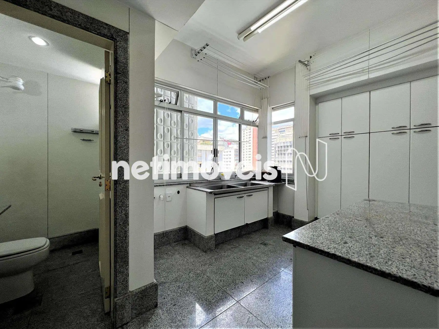  Área e banho de serviço