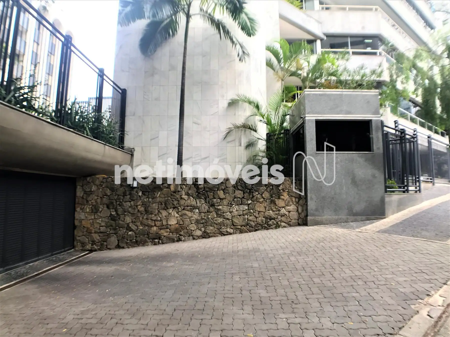 Entrada de garagem e guarita    