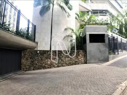 Entrada de garagem e guarita     