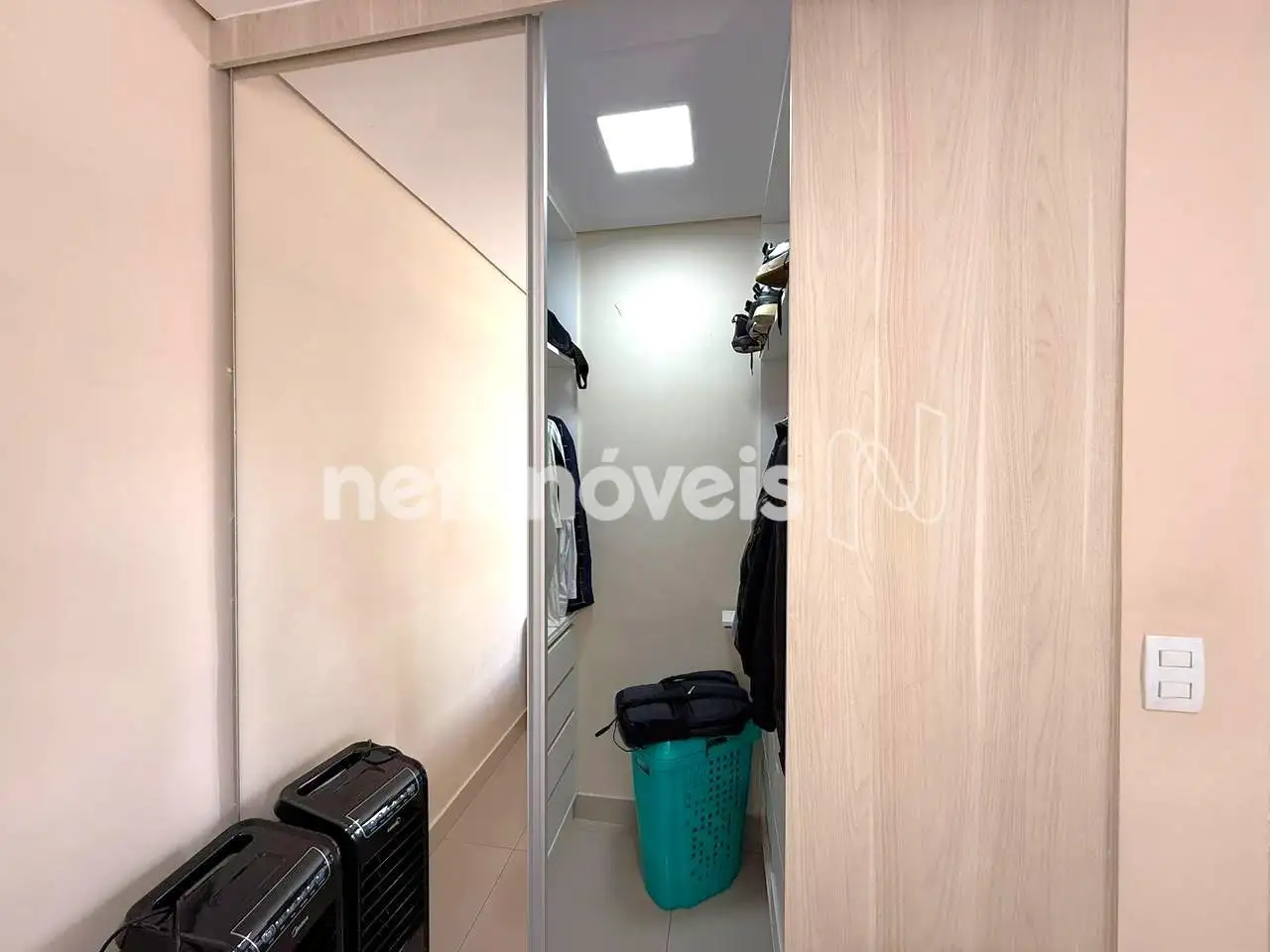 Closet da suíte ângulo 1