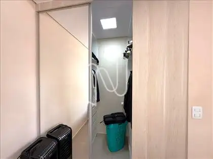 Closet da suíte ângulo 1