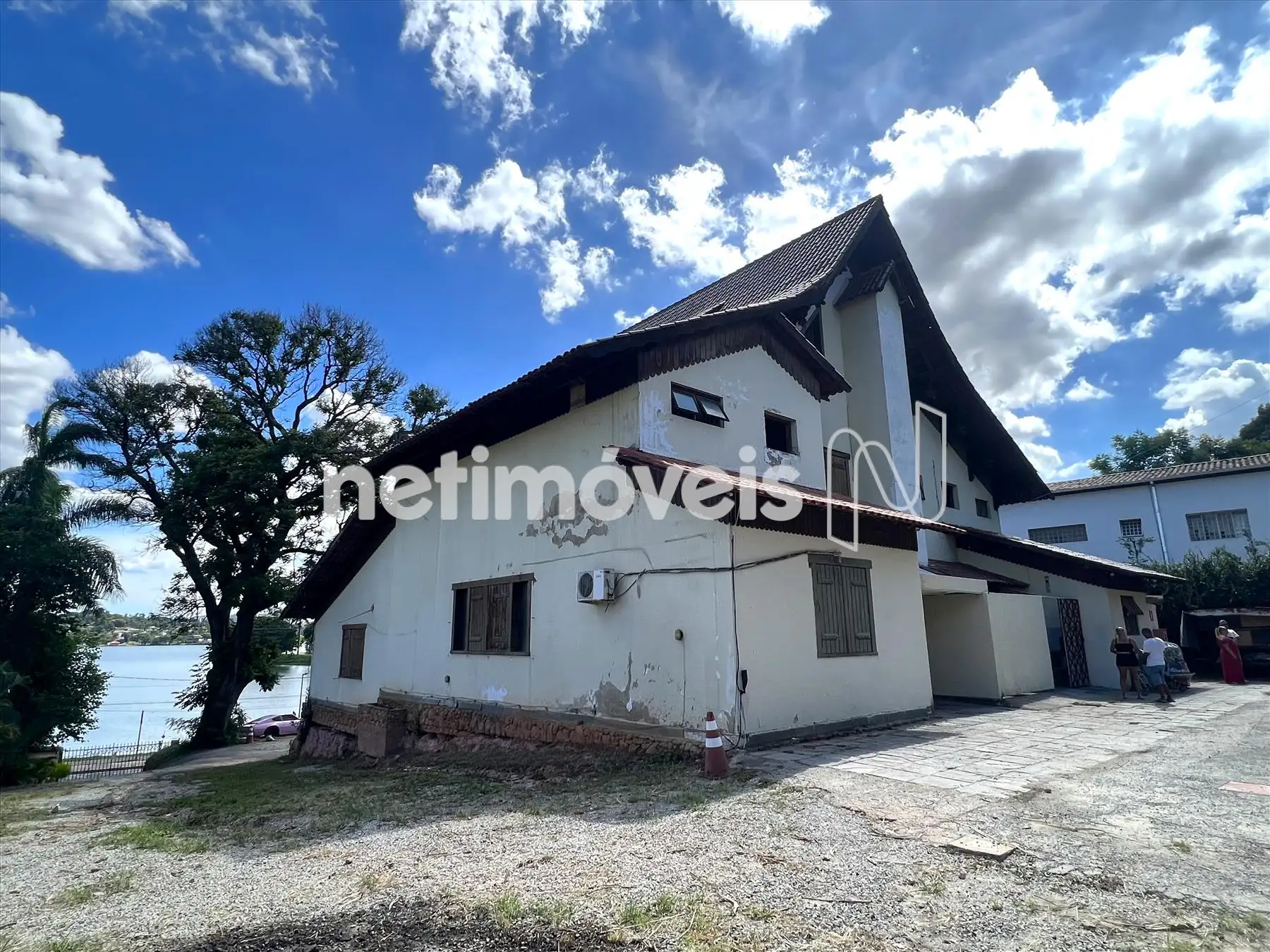 Fachada lateral direita e fundos