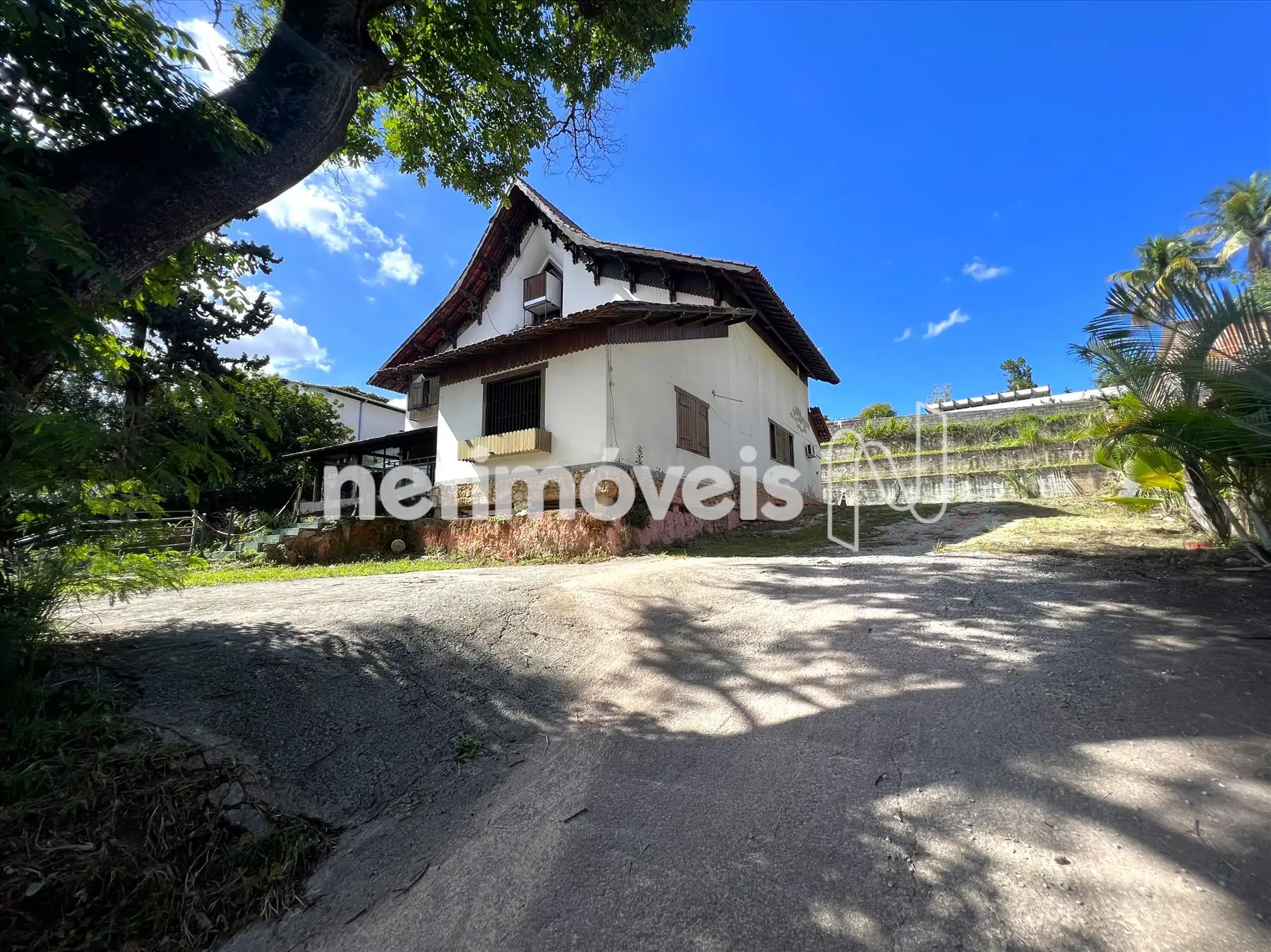 Fachada frontal e lateral direita
