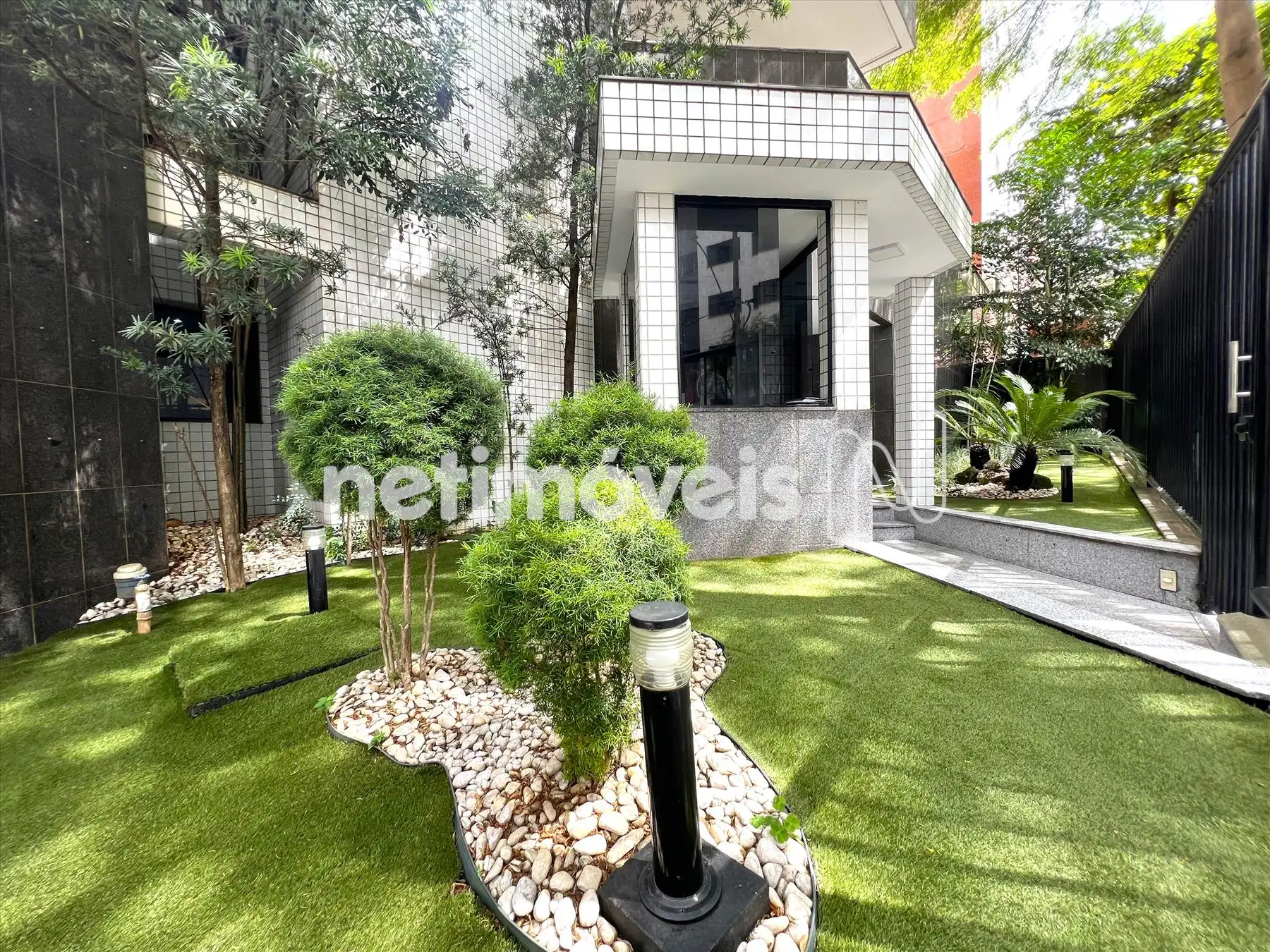 Jardim frontal e guarita