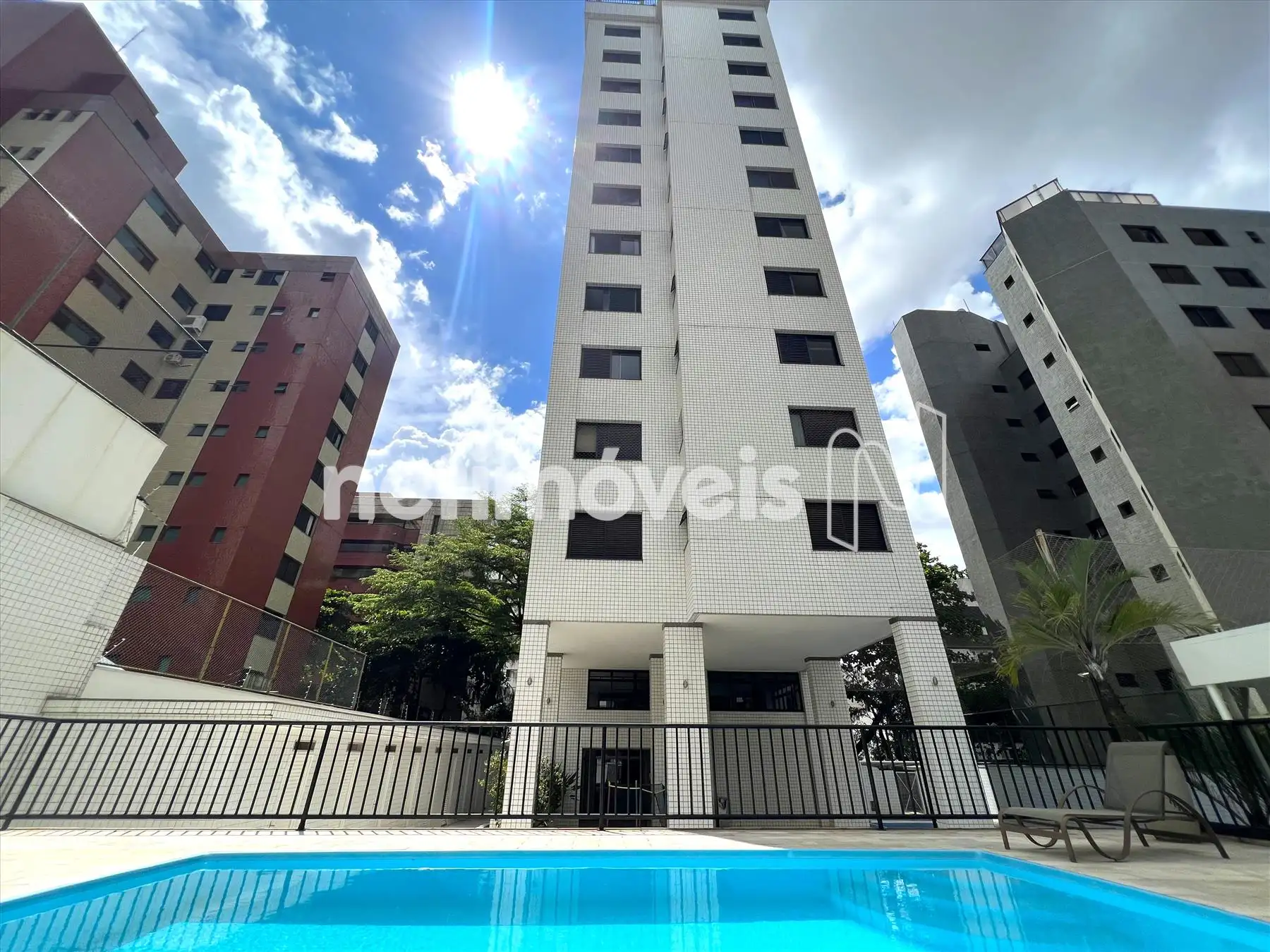 Fachada fundos e piscina