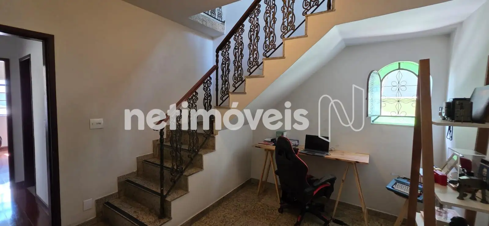 Escritório e acesso ao piso2