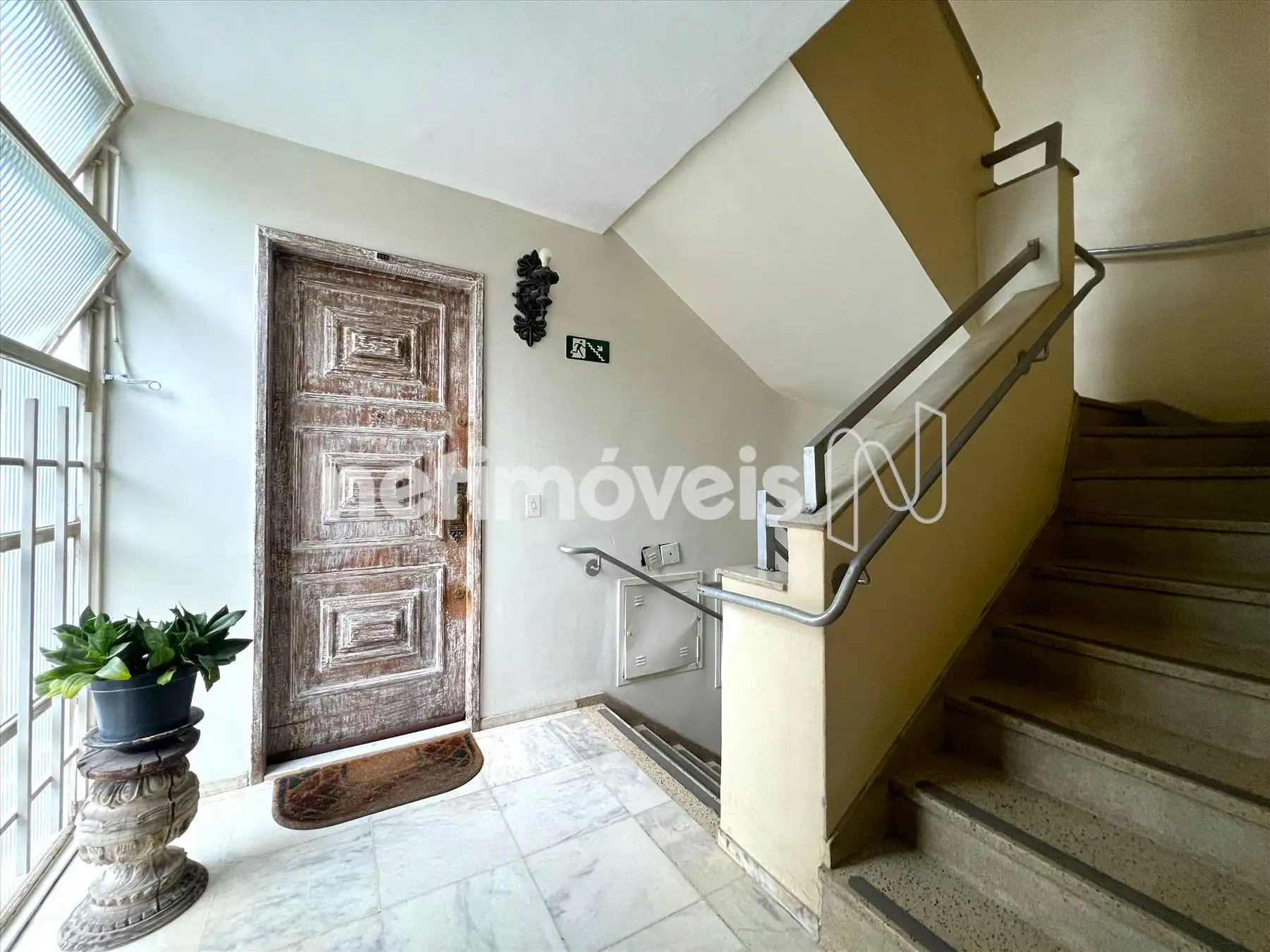Hall do pavimento e porta social