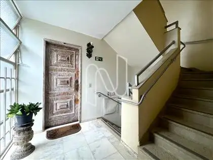 Hall do pavimento e porta social 