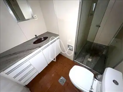 Banho da suíte ângulo 1  