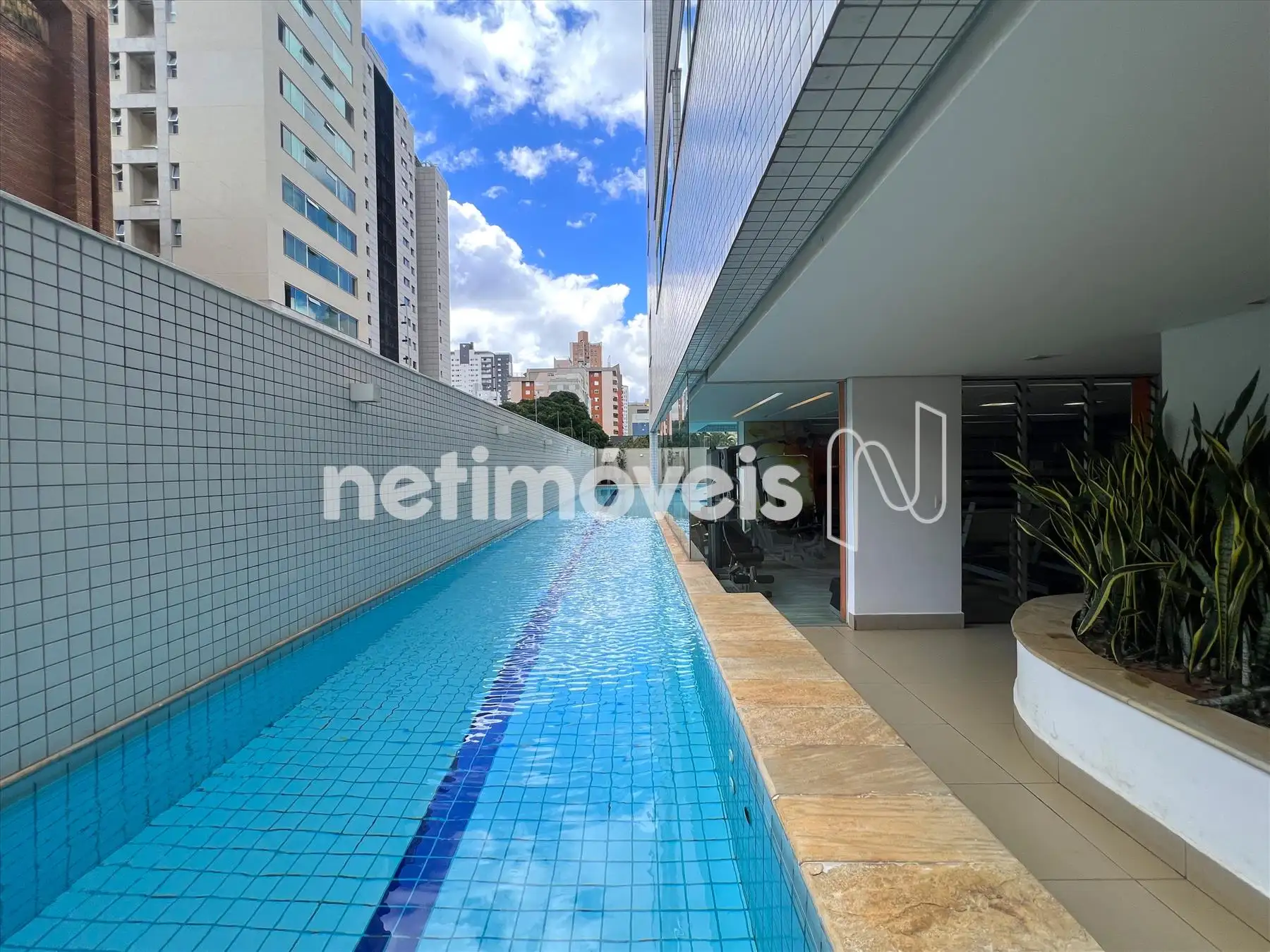 Piscina com raia