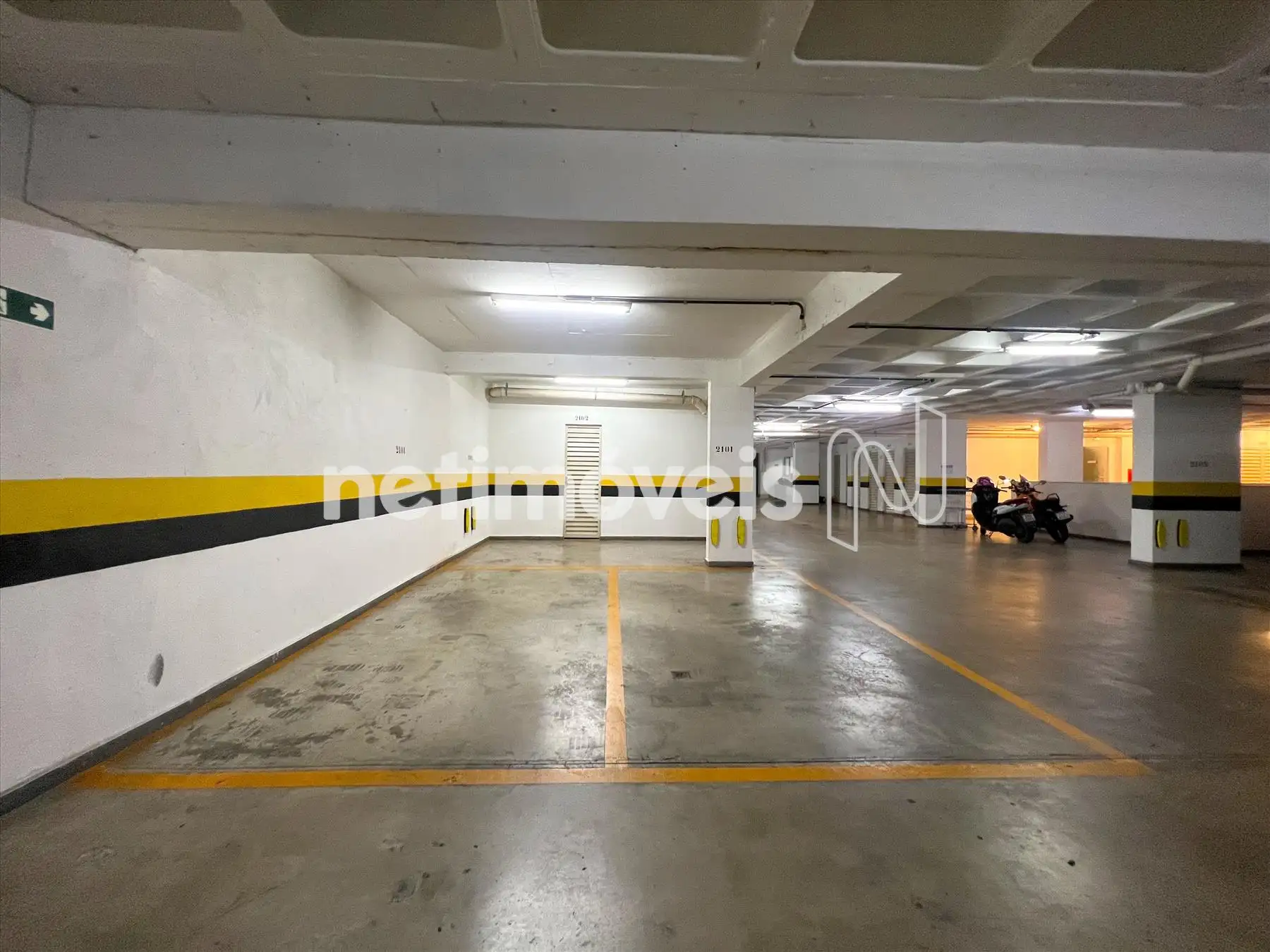 2 vagas paralelas com 1 box de despejo